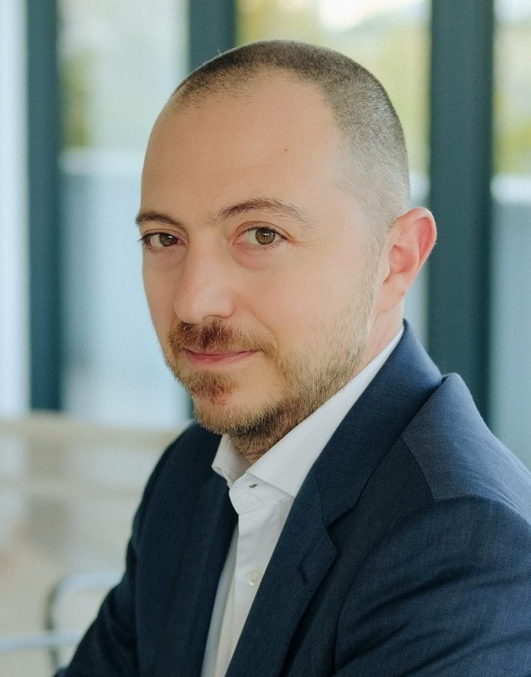 Studiu Deloitte: utilizarea inteligenței artificiale generative va dubla consumul de energie electrică al centrelor de date la nivel global până în 2030